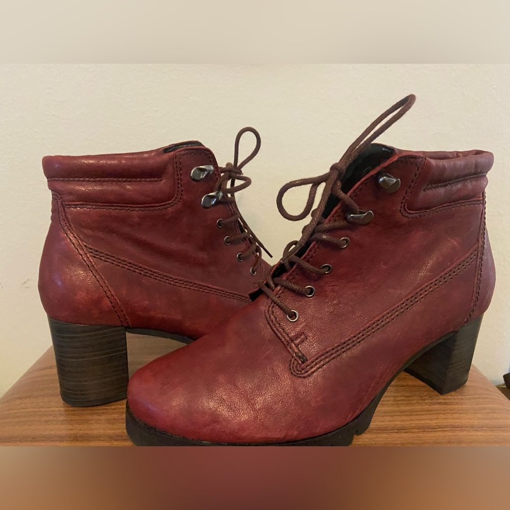 Gabor burgundy lace-ip booties size 8.5
